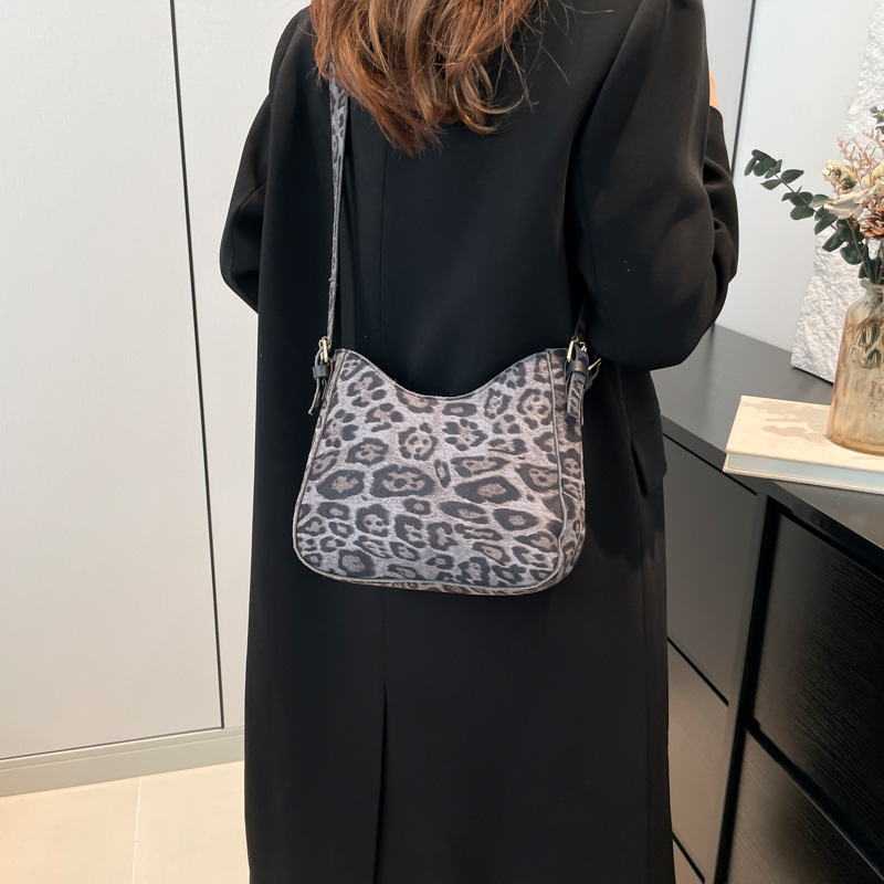The laid-back leopard print single-shoulder armpit crescent-shaped bag is a new 2024 stylish, simple and niche design for commuting tote bags Specification drawing