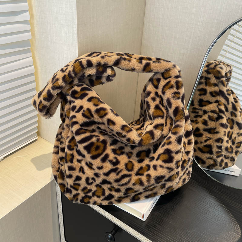 Autumn and winter plush single-shoulder bag, fashionable and cute, colorful leopard print underarm bag, casual large-capacity shopping bag for strolling full figure