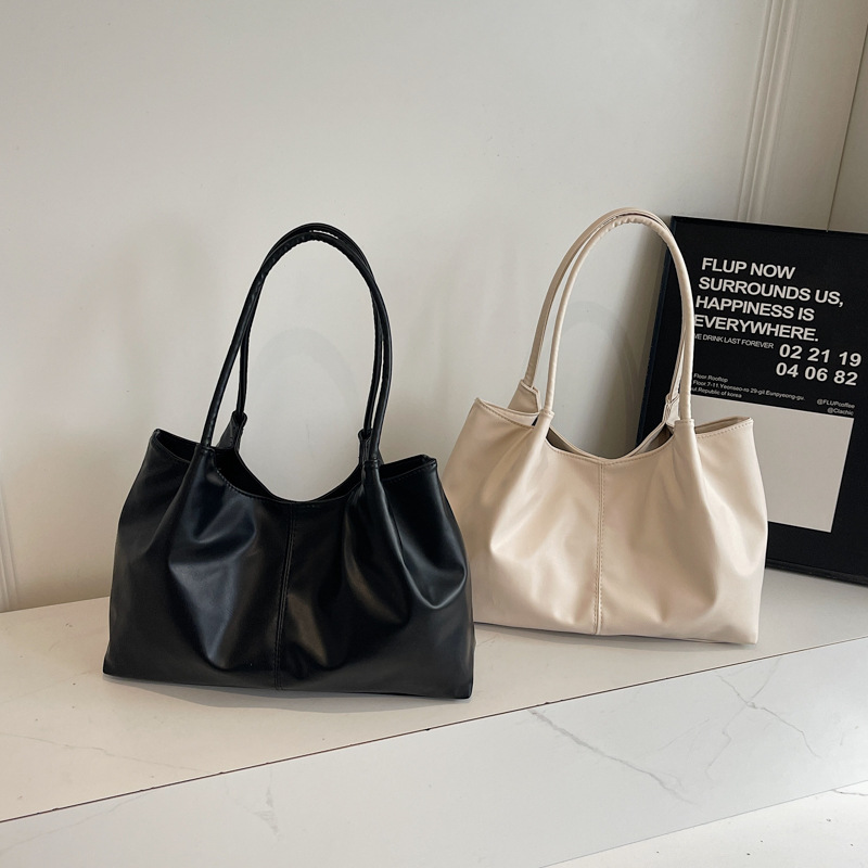 The new women's bag with a niche design for 2024, a winter retro tote bag, is versatile and has a large capacity for commuting and school Application Scenario
