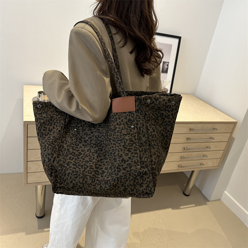 The new cross-border underarm bag for women is set to be launched in the autumn of 2024. It features a large-capacity floral tote bag with a high-quality commuting experience Specification drawing