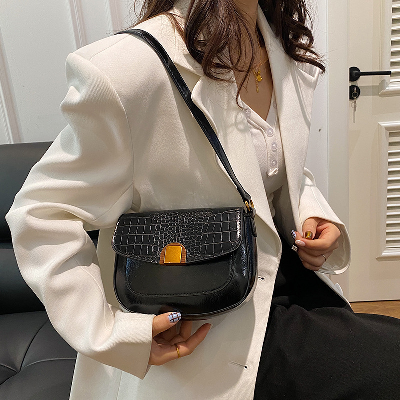 Spring trend retro underarm bag for women 2025 New style casual and fashionable saddle bag stone pattern trendy crossbody bag details Picture
