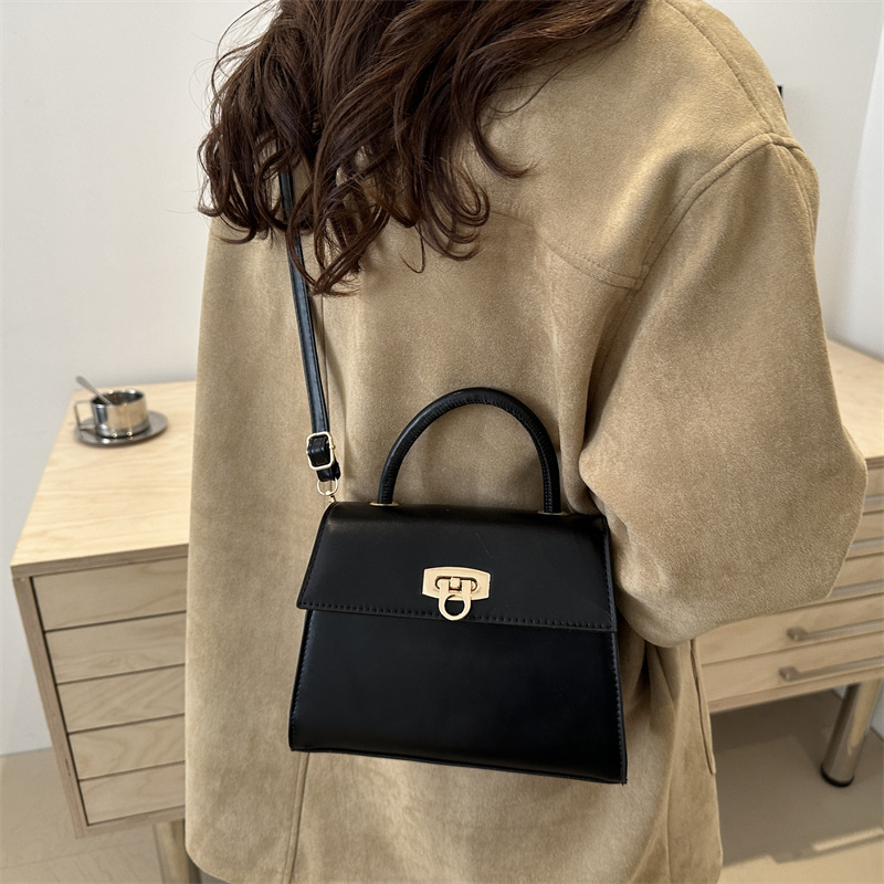 A niche design bag for women in the winter of 2024, featuring a fresh and fashionable casual single-shoulder bag and a stylish commuting crossbody bag Specification drawing