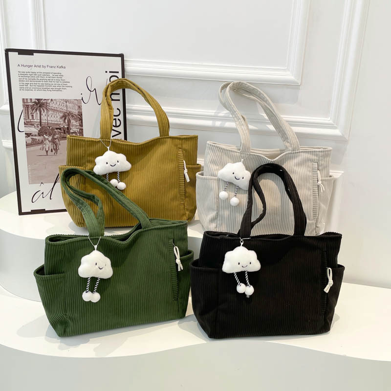 New large-capacity commuter tote bag, personalized student schoolbag, simple solid-color pleated single-shoulder bag Application Scenario