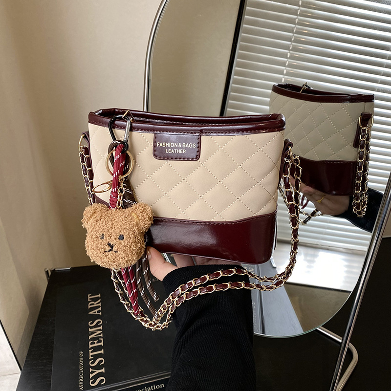 This year, the popular bags for women in 2025 are the new diamond-patterned embroidery single-shoulder bag, versatile and elegant crossbody bag, and bucket bag full figure