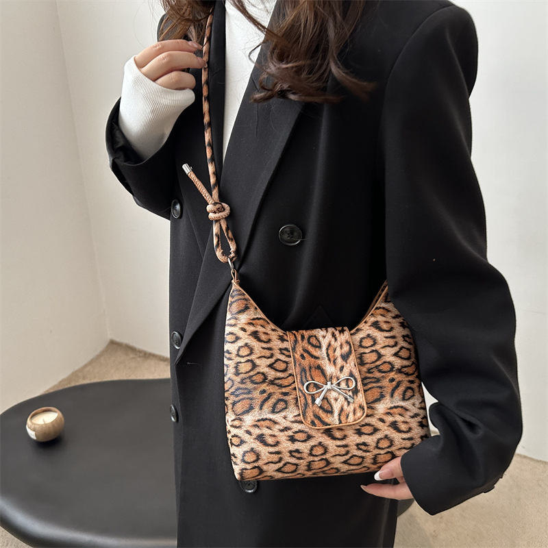 This year, the leopard print bucket bag is in fashion. It's a new high-capacity, versatile single-shoulder crossbody bag for women in 2024 details Picture