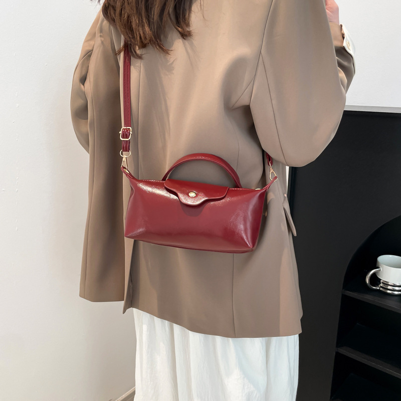 The 2025 new versatile casual handbag, a single-shoulder crossbody bag, is a niche, simple, solid-color, lightweight, and high-end commuter bag for women Specification drawing