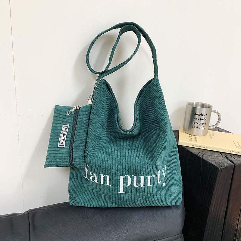 The 2024 new Korean-style simple letter single-shoulder tote bag is a stylish, simple and large-capacity casual commuting bag with a high appearance level full figure