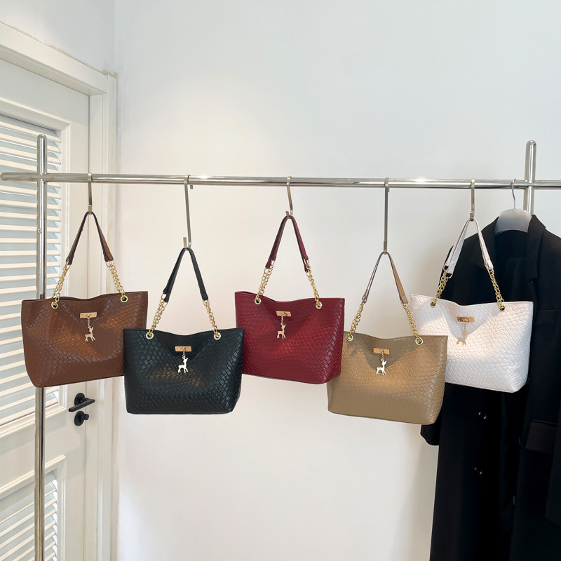 Spring 2025 new solid-color fashionable Korean-style women's single-shoulder bag, casual underarm tote bag, simple hand-held women's bag Application Scenario