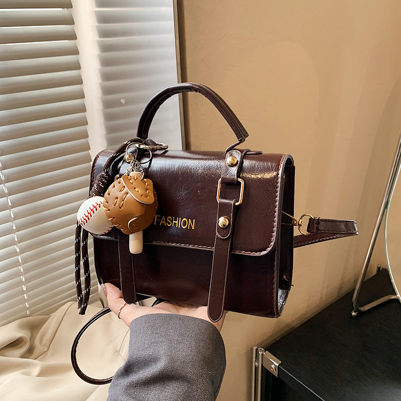 Cross-border new 2025 Korean style trendy single-shoulder crossbody bag, simple and elegant hand-held bag, retro postman small square bag for women full figure