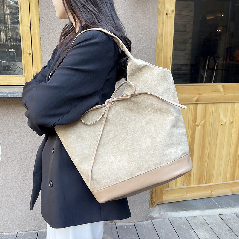 Korean niche underarm bag for women 2024 winter new trendy and simple tote bag with large capacity and versatile shoulder bag details Picture