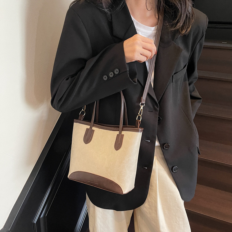 This year, retro bags with large capacity for women are in fashion. The new spring 2025 casual crossbody bag and commuting hand-held bucket bag are all popular details Picture