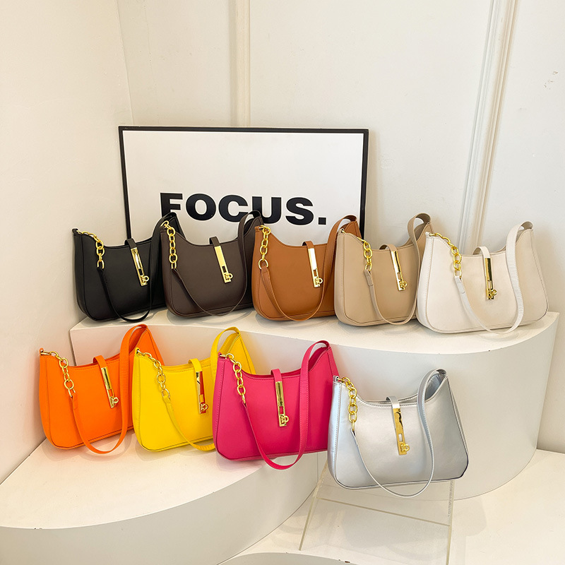 Solid color 2024 new style casual, elegant, simple and retro, winter fashion, lockable single-shoulder underarm bag Application Scenario