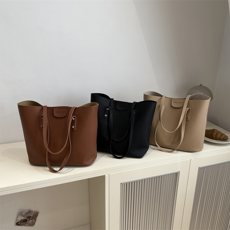Large-capacity 2024 new women's bag, fashionable and retro hand-held shoulder bag, simple and versatile tote bag, commuting bag Application Scenario