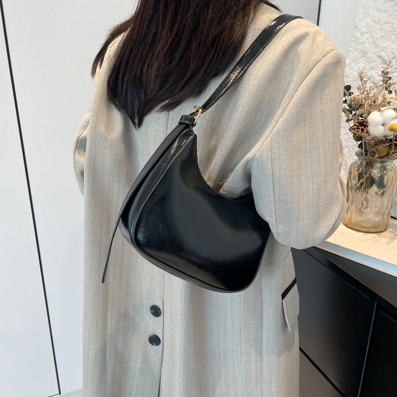 The 2024 new Hong Kong-style retro fashion handbag is stylish and stylish, with a single shoulder and armpit crescent-shaped bag details Picture