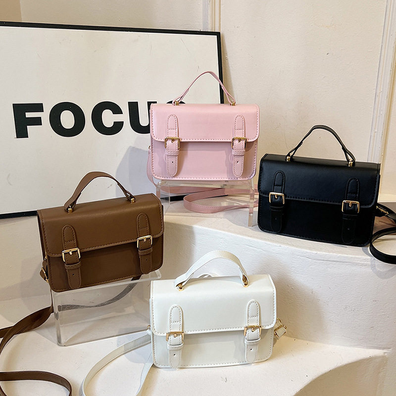 This high-end, large-capacity small bag is a retro single-shoulder crossbody bag for women's autumn and winter. It's a versatile hand-held crossbody bag Application Scenario