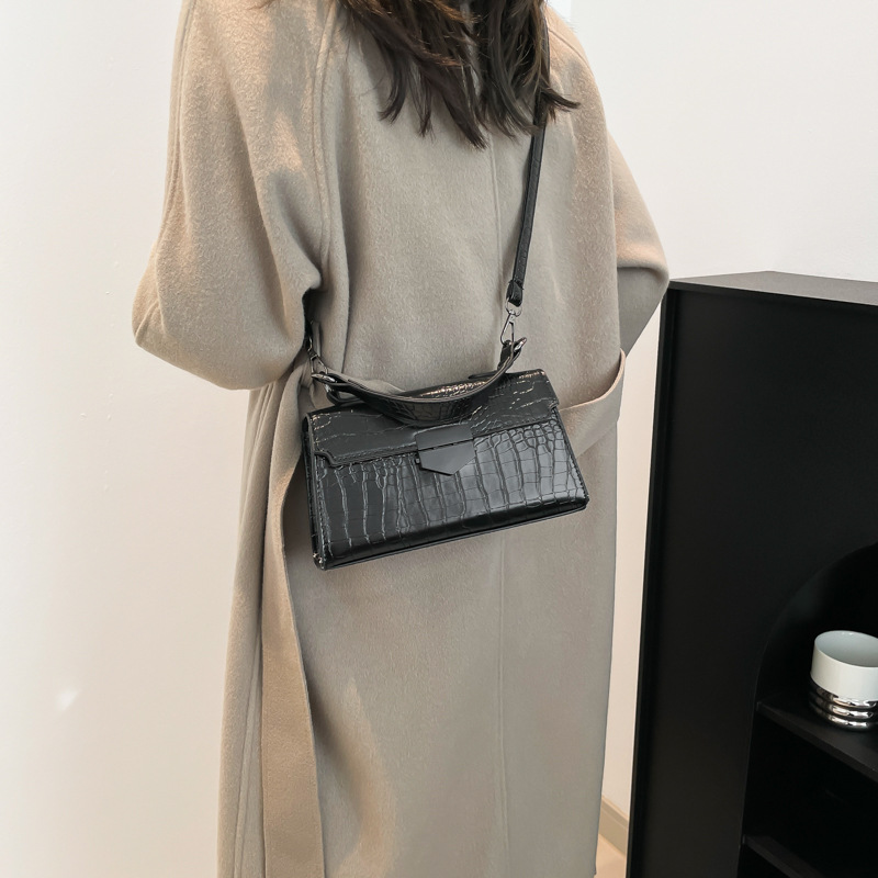 Retro small bag for women, new winter 2024 trendy Korean version single-shoulder small square bag, chain versatile crossbody bag Specification drawing