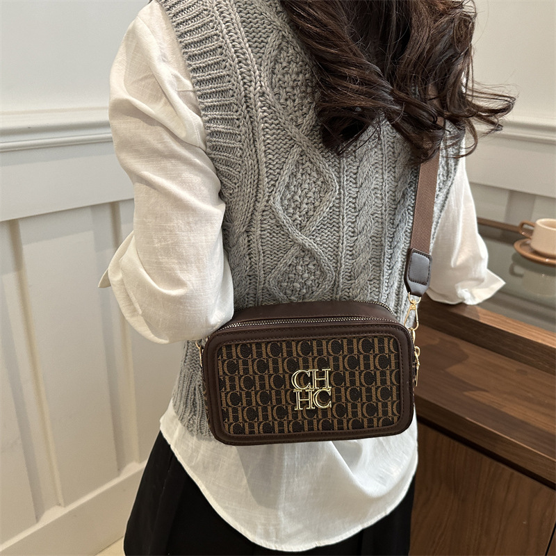 New 2025 Spring Fashion trend letter print small square bag, unique color contrast wide shoulder strap women's crossbody bag Specification drawing