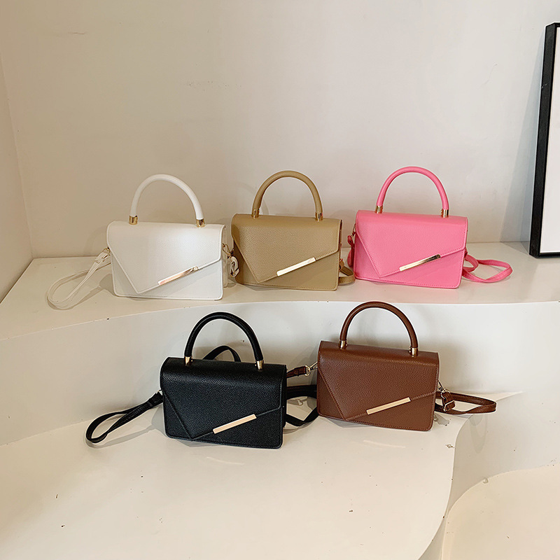 Casual, trendy and elegant crossbody shoulder bag 2024 new retro and simple commuter autumn square bag for women Application Scenario