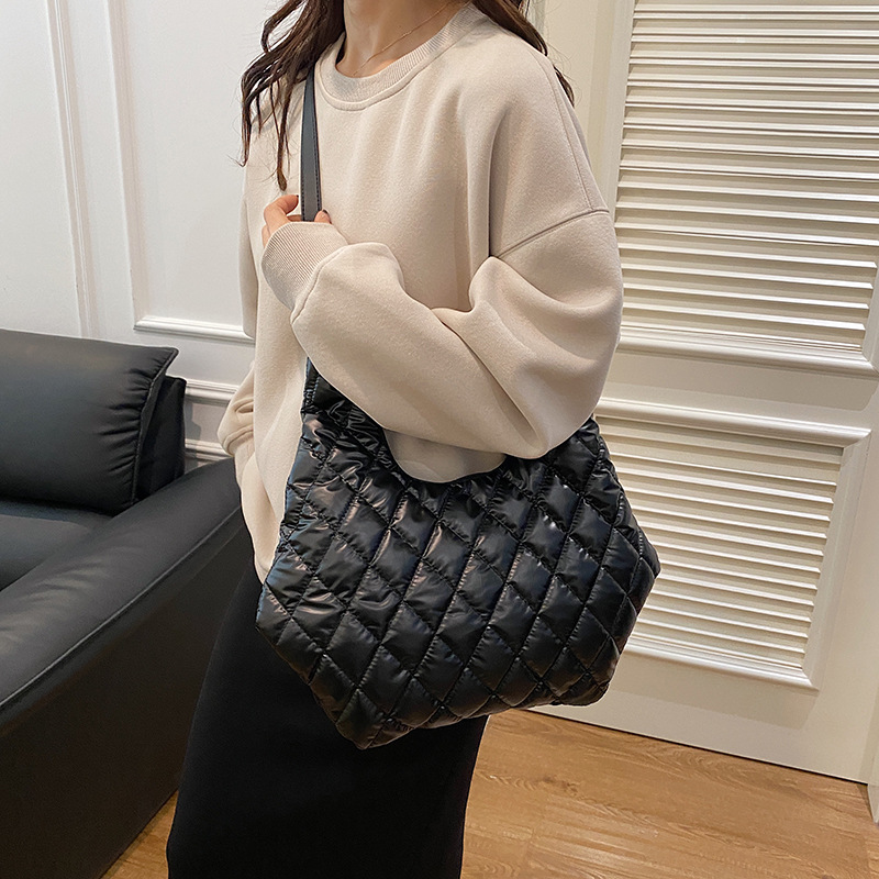 Fashionable diamond-shaped handbag, 2024 new style bag, women's cotton-padded jacket tote bag, simple and casual hand-carry, commuting underarm bag Specification drawing