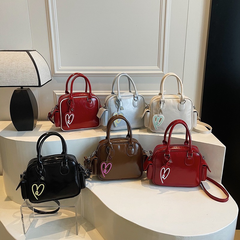 Large-capacity toast bag for women, 2025 new Boston Tote bag, single-shoulder crossbody, hand-carry, official document crossbody bag Application Scenario