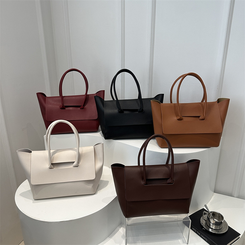 This year, cross-border large-capacity bags, women's Korean-style handbags, solid-color simple and retro tote bags for work and commuting are in fashion Application Scenario