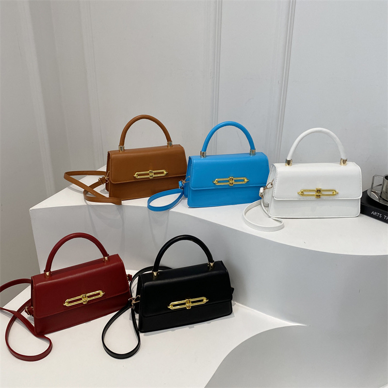This year's popular handbags: The new 2024 winter collection features fashionable single-shoulder bags, solid-colored crossbody bags, and simple small square bags Application Scenario