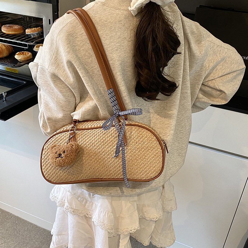The 2025 new woven pattern is simple, trendy and fashionable. The diamond-shaped pattern is trendy and stylish. It is a shoulder bag for women details Picture