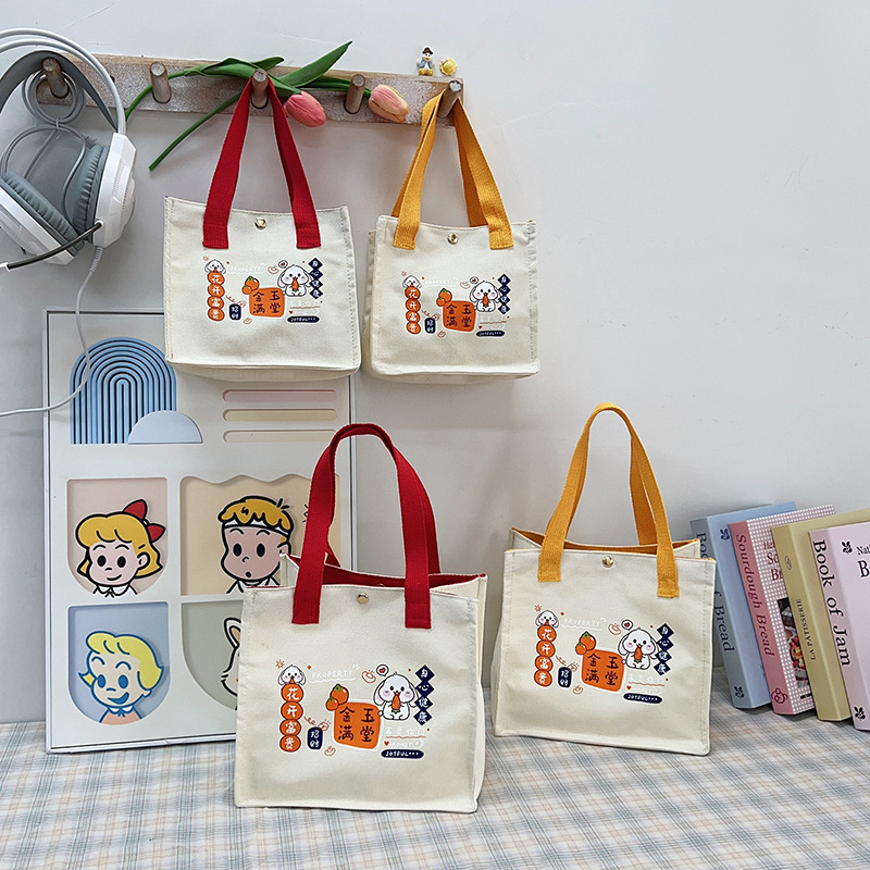The new canvas bag, "Flower Blooms and Prosperity", is a fashionable and casual small square bag. It's a cute hand-held women's bag with a portable cartoon collection full figure