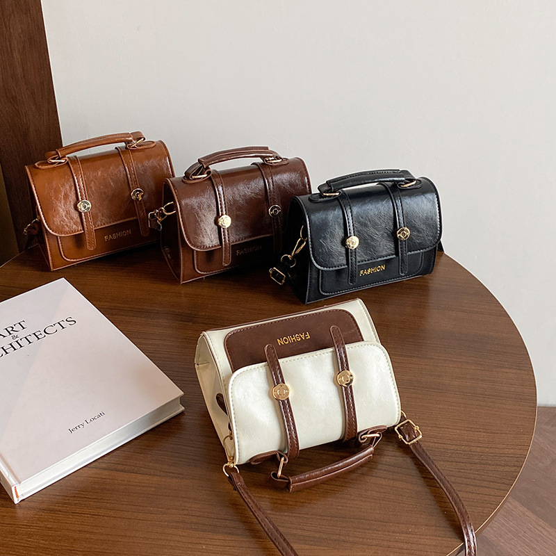 Wholesale retro and simple handbags, women's bags, spring new styles, fashionable and stylish, single-shoulder Cambridge bags, crossbody small square bags Application Scenario