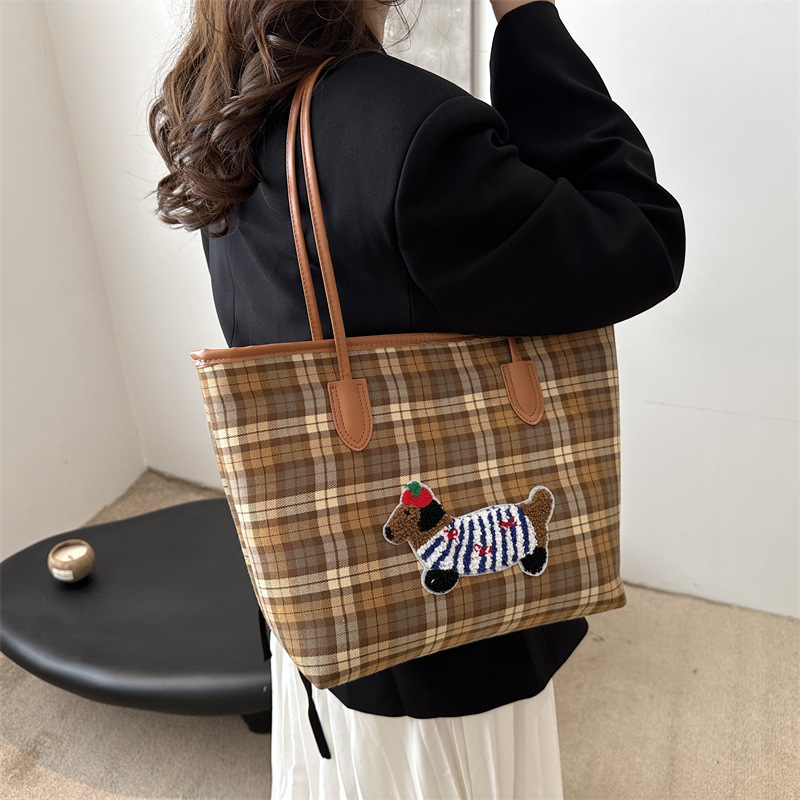 2024 New trendy and niche design single-shoulder bag, casual commuting large-capacity bag, women's hand-held tote bag details Picture