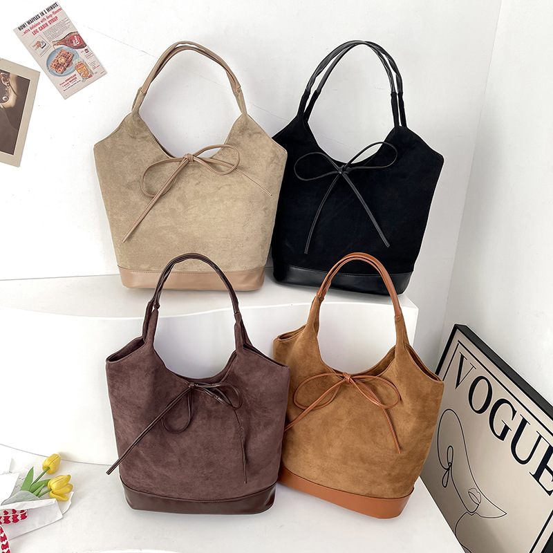 Korean niche underarm bag for women 2024 winter new trendy and simple tote bag with large capacity and versatile shoulder bag Application Scenario