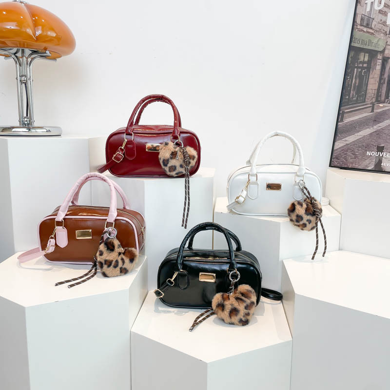 A new 2024 trendy and stylish handbag for women, a large-capacity commuting single-shoulder crossbody bag Application Scenario