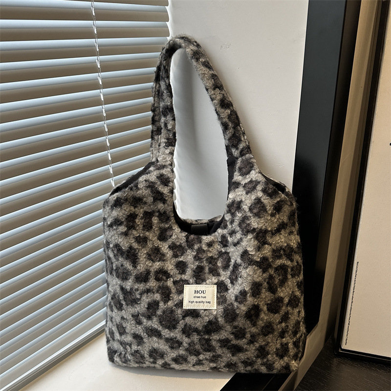 The new winter leopard print plush bucket bag with a fashionable and laid-back style features a unique and stylish design. It is a single-shoulder underarm women's bag full figure