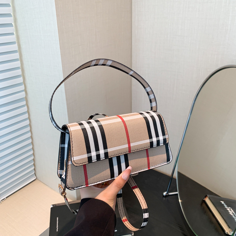 The popular and fashionable color-blocking underarm small square bag for the 2024 autumn new Korean-style single-shoulder handbag, women's bag, cross-border version full figure