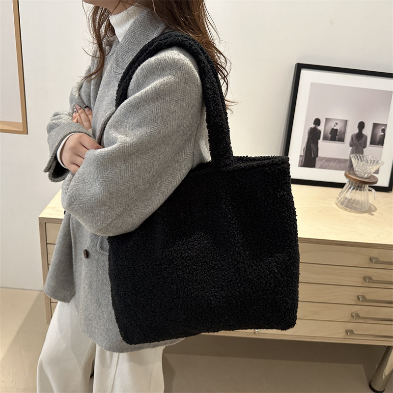 Winter ladies' hand-held stylish plush small bag, a new 2024 trendy and fashionable commuting all-in-one furry handbag for women Specification drawing