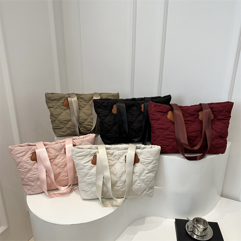 2024 Autumn/Winter fashion quilted cotton-padded women's bags, large-capacity tote bags, commuter shopping bags, bucket bags Application Scenario