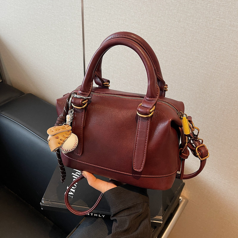 The new Boston single-shoulder crossbody bag for winter 2024 exudes a sense of sophistication and versatility. It's a retro commuter crossbody small bag full figure