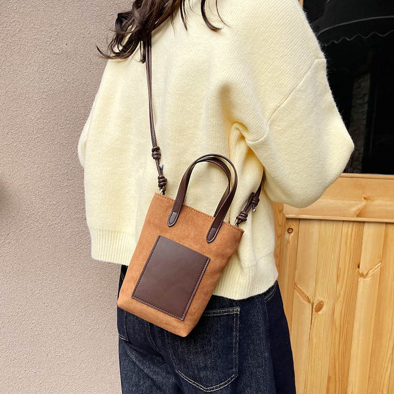 A high-end, niche design crossbody phone bag for women, a new winter 2024 fashionable and versatile matte retro handbag Specification drawing