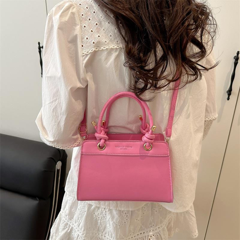 Large-capacity casual and trendy spring 2025 new solid color commuting simple crossbody bag with a small square shape details Picture