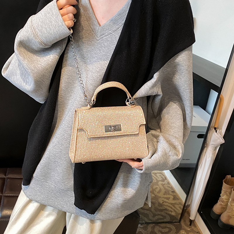 The cross-border hand-held Kelly bag is a new, laid-back, niche and fashionable crossbody bag for ladies. It is a versatile single-shoulder bag Specification drawing