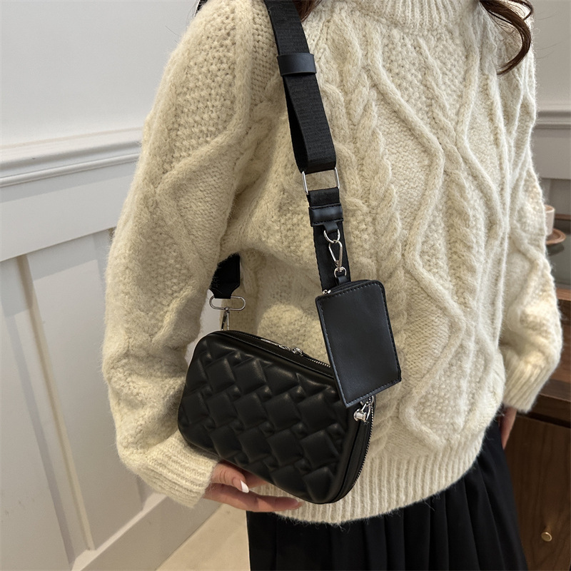 High-end quality small bag for women, new women's bag with embossing, trendy and versatile crossbody bag, Korean-style single-shoulder small square bag details Picture