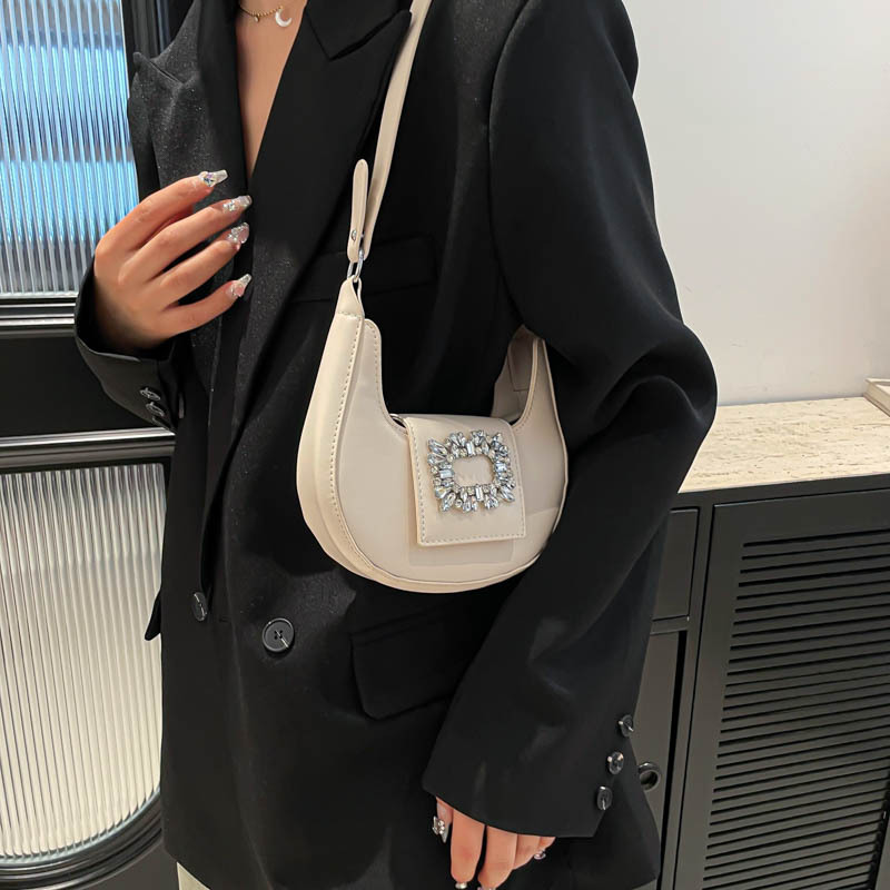 The new 2025 underarm bag for women features a niche design with a high-end feel. It is a trendy single-shoulder crossbody bag for commuting and a stylish crescent-shaped bag details Picture