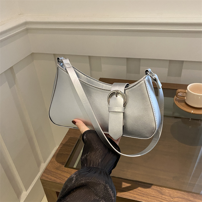 The 2024 new stylish and elegant design single-shoulder crossbody bag, solid-color underarm bag, simple and high-quality commuting bag full figure