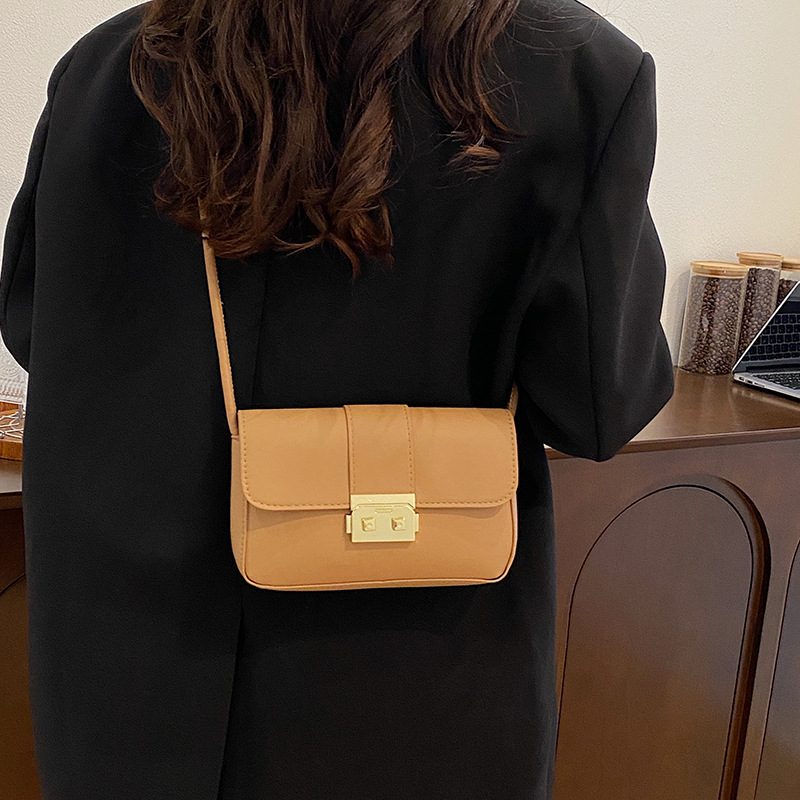 This year's new autumn/winter 2024 casual bag for women features a fashionable and simple style, a single-shoulder small square bag, and a niche underarm crossbody bag Specification drawing