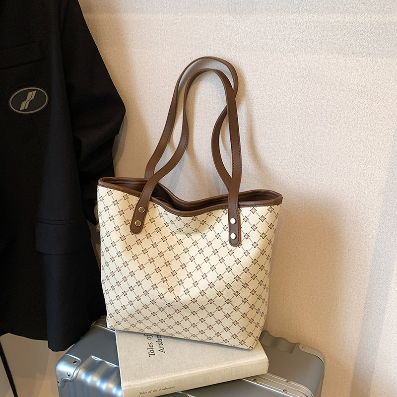 A simple and fashionable large-capacity bag for women, a new 2025 trendy tote bag for commuting, a relaxed and artistic hand-held shoulder bag full figure