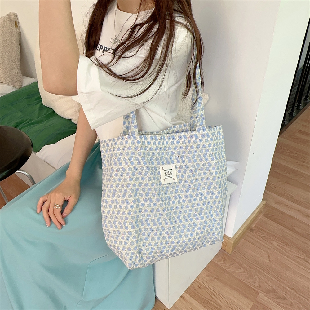 26101 Canvas bag, a floral fabric bag for female college students' classes, a cute large-capacity commuting bag, a single-shoulder handbag Application Scenario