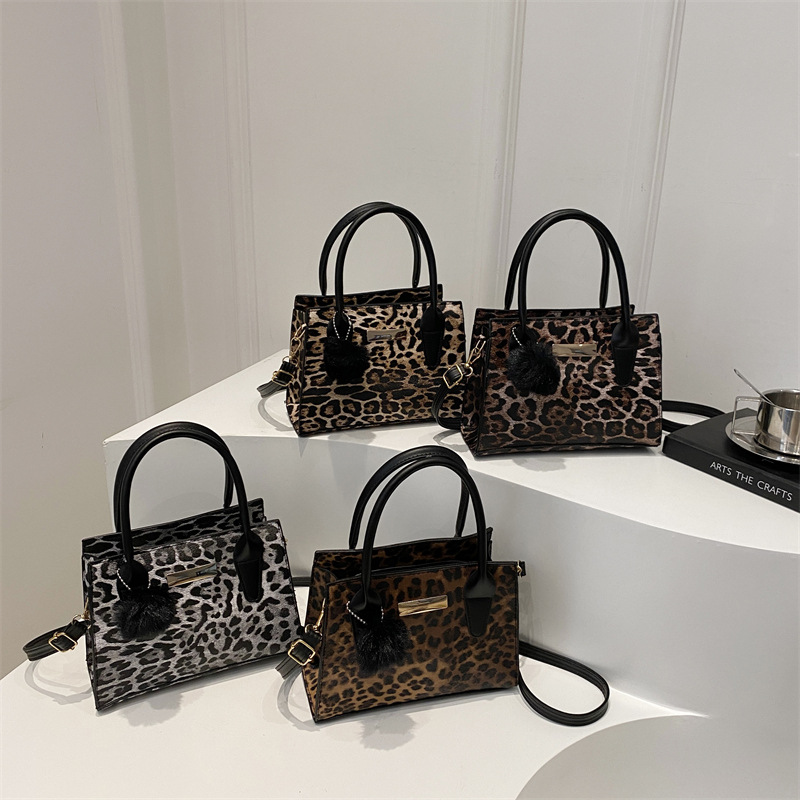 A new cross-border fashion leopard print single-shoulder bag for women in the 2024 autumn and winter season, featuring a stylish and large-capacity commuting crossbody bag Application Scenario