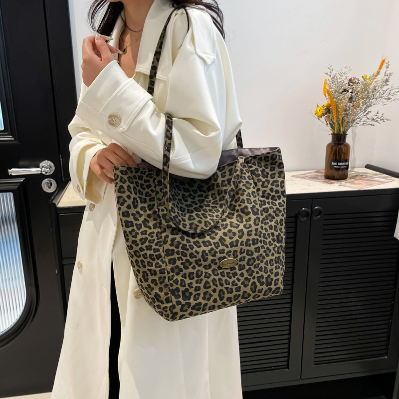 New niche design checkered canvas bag, casual large-capacity double-sided single-shoulder bag, women's commuter tote bag details Picture