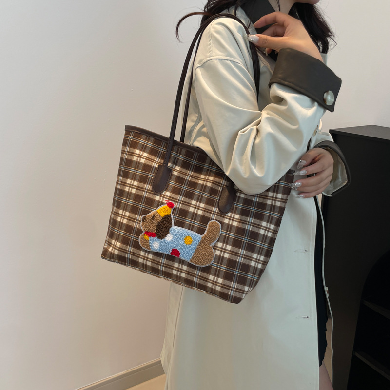 Korean style trendy checkered large bag for women, 2024 new large-capacity versatile shoulder bag, high-end commuter tote bag details Picture