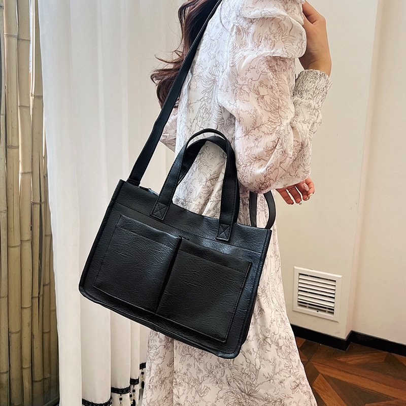 The 2024 new retro and simple color-blocking single-shoulder bag for women's commuting, a versatile and high-quality large-capacity tote bag details Picture